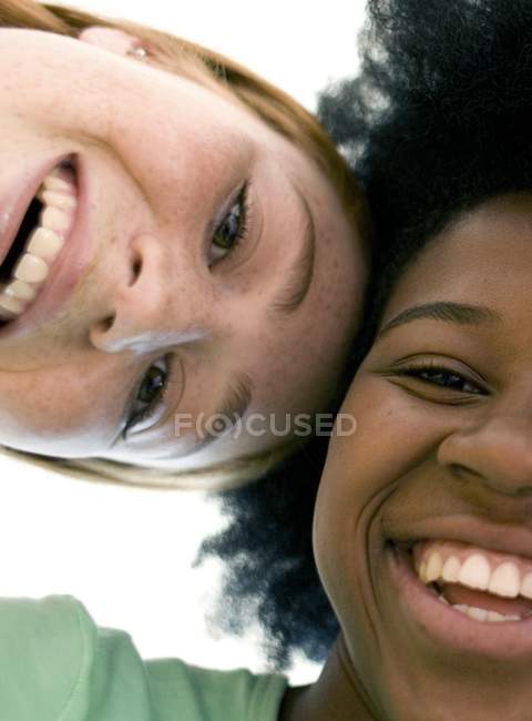 Retrato de dos adolescentes riéndose juntas . - foto de stock