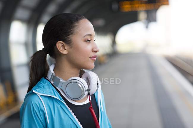 Mujer joven con auriculares - foto de stock