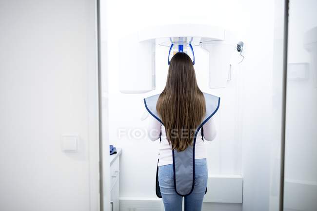 Mujer joven recibiendo rayos X en la clínica - foto de stock