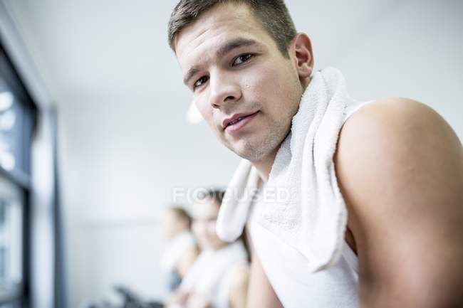 Porträt eines Mannes mit Handtuch im Fitnessstudio. — Stockfoto