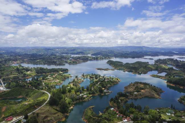 Вид с воздуха на искусственное озеро в Гватапе, Колумбия . — стоковое фото