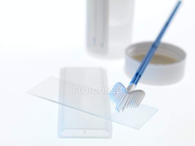 Equipo de pruebas de detección cervical sobre fondo blanco . - foto de stock