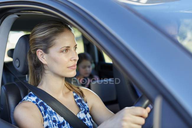 Mulher dirigindo carro e olhando para longe . — Fotografia de Stock