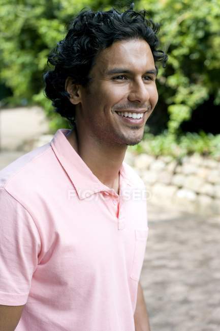 Retrato de hombre latino adulto medio - foto de stock