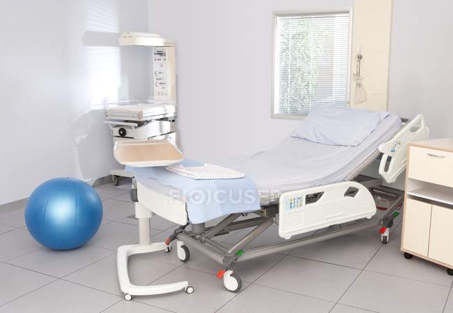 Suite de parto en el departamento de maternidad del hospital . - foto de stock