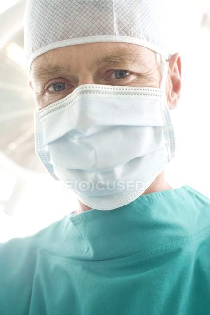 Retrato de cirujano masculino en quirófano . - foto de stock