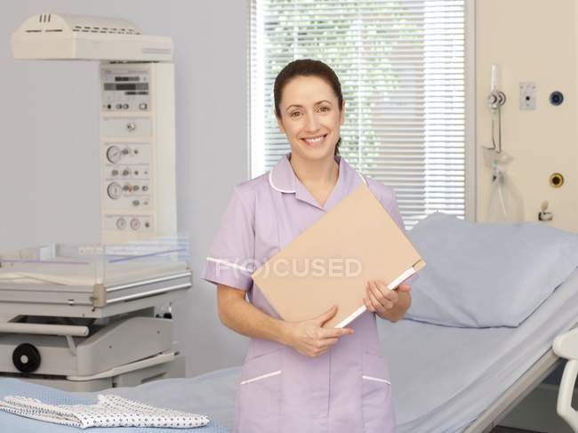 Midwife holding documents file in maternity ward. — Stock Photo