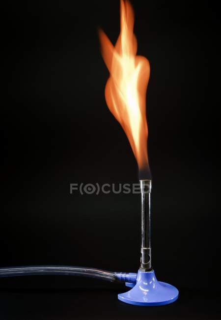 Brûler le brûleur Bunsen sur fond noir
. — Photo de stock