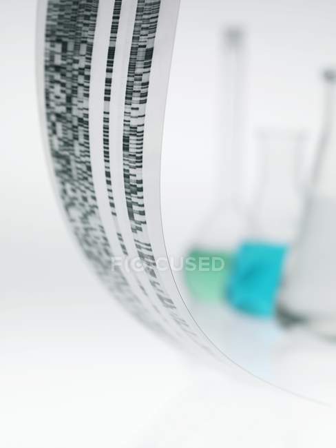 Close-up do autoradiograma de DNA com frascos em segundo plano . — Fotografia de Stock