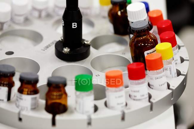 Échantillons médicaux en centrifugeuse . — Photo de stock