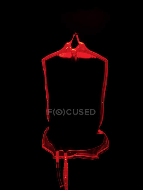 Vista abstracta de la bolsa de sangre sobre fondo negro
. - foto de stock