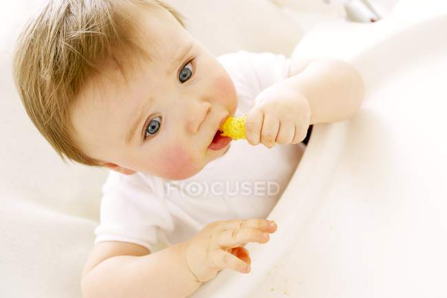 Portrait de bébé garçon manger croustillant . — Photo de stock