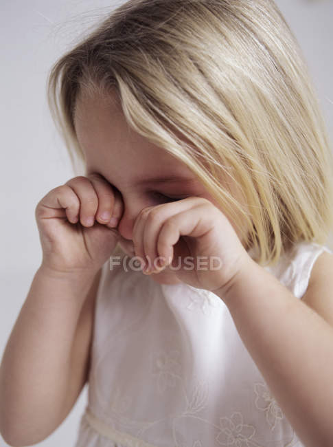 Weinende Vorschulmädchen Blondine reibt sich die Augen. — Stockfoto