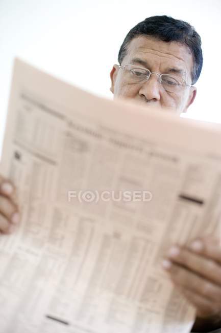 Uomo che legge un giornale — Foto stock