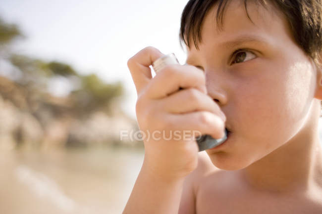 Asthmatischer Junge mit Inhalator am Strand. — Stockfoto