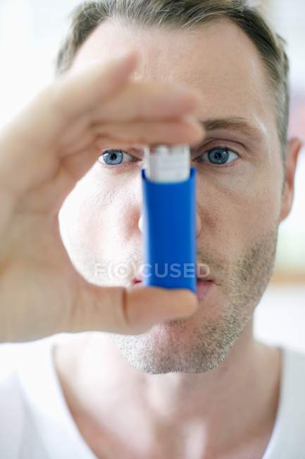 Retrato do homem usando inalador de asma . — Fotografia de Stock