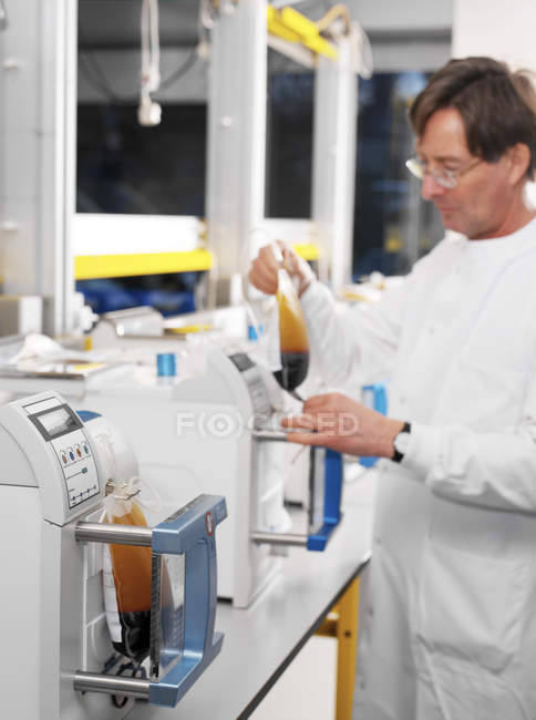 Forscher bereitet Tüten mit gespendetem Blut für die Teiletrennung vor. — Stockfoto