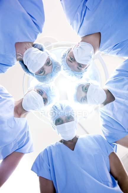 Vista de ángulo bajo del equipo quirúrgico mirando hacia abajo . - foto de stock
