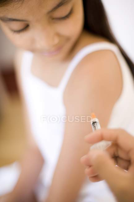 Menina jovem recebendo injeção no ombro . — Fotografia de Stock
