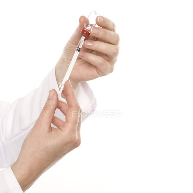 Doctor hands preparing syringe, close-up. — Stock Photo