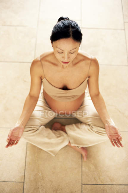 Вагітна жінка в сидячій позі йоги . — стокове фото