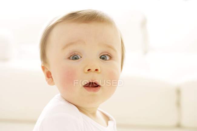 Portrait de bébé garçon surpris . — Photo de stock
