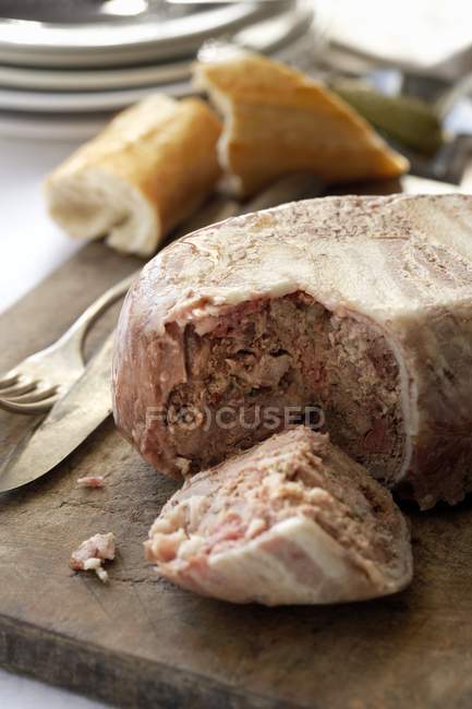 Pollo, cerdo y terrina de pato en la mesa - foto de stock