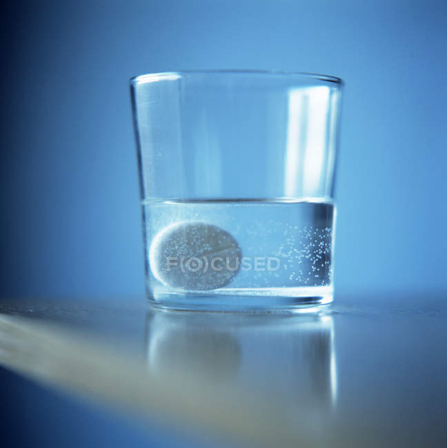 Analgésique soluble dans un verre d'eau . — Photo de stock