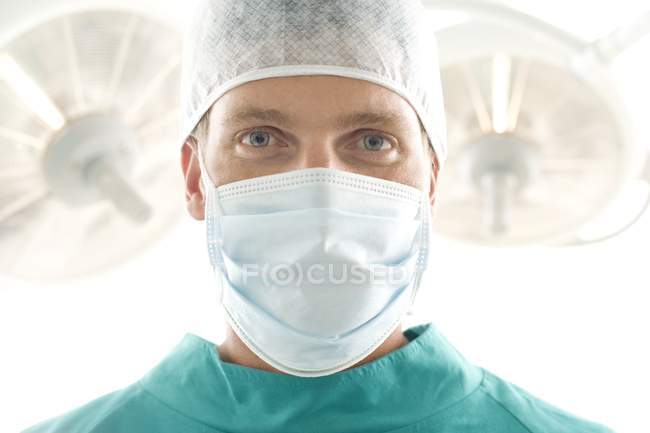Крупним планом хірурга в операційному театрі . — стокове фото