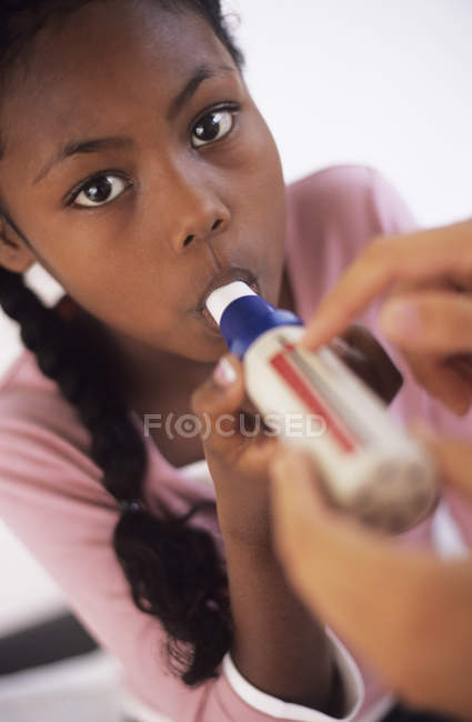 Девочка-подросток дышит в водомер и смотрит в камеру
. — стоковое фото