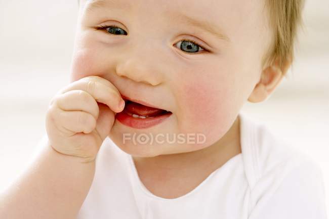 Retrato de bebê menino mastigar polegar . — Fotografia de Stock