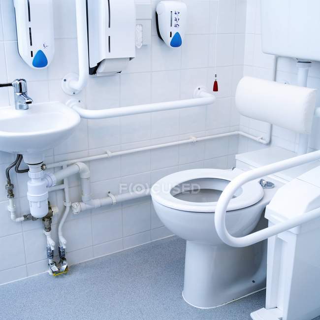 Klare Schüssel und Waschbecken in der Krankenhaustoilette. — Stockfoto