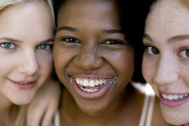 Retrato de adolescentes felizes meninas multi-étnicas . — Fotografia de Stock