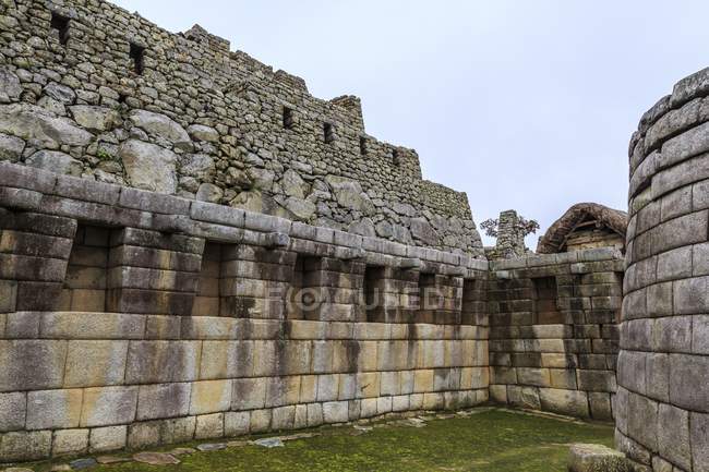 Veduta delle antiche rovine di Machu Picchu di giorno, Perù . — Foto stock