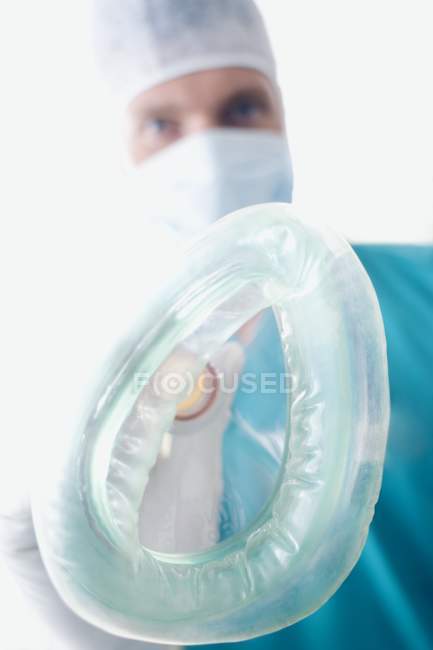 Anestesista sosteniendo máscara facial . - foto de stock