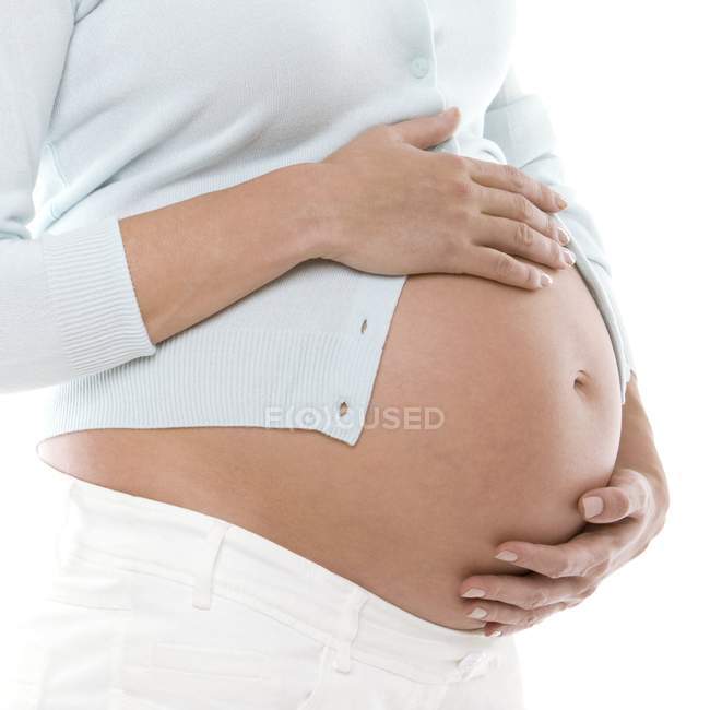 Mulher grávida segurando abdômen, vista cortada . — Fotografia de Stock