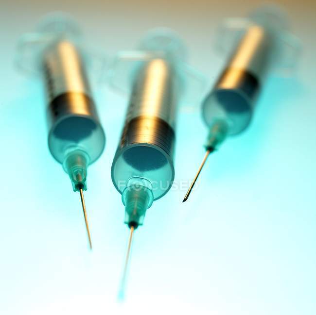 Jeringas médicas con agujas hipodérmicas . - foto de stock