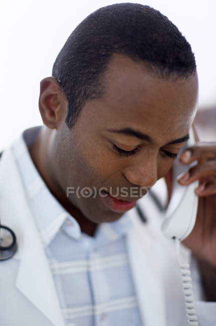 Homme afro-américain médecin faire un appel téléphonique . — Photo de stock