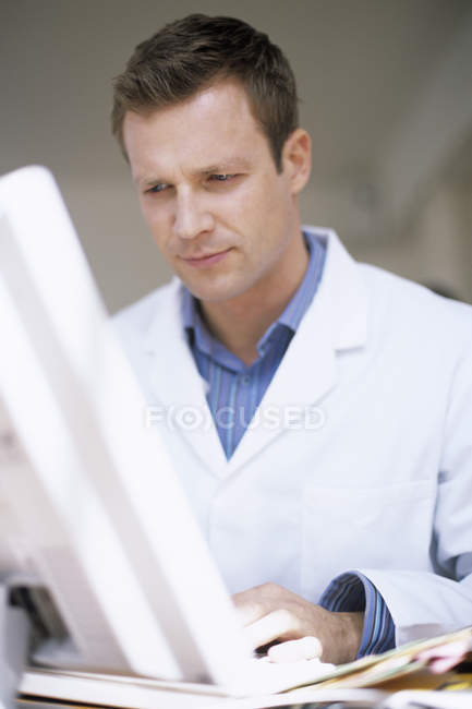 Médico digitando no teclado do computador no escritório . — Fotografia de Stock