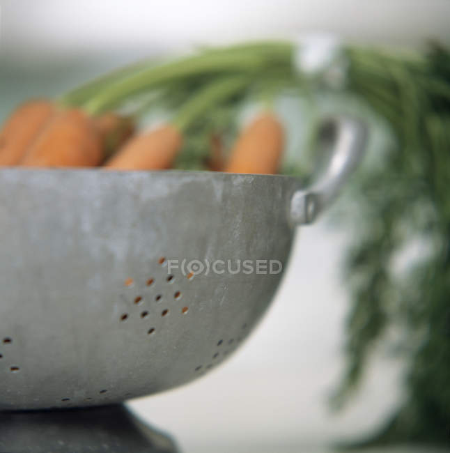 Vista ravvicinata delle carote nel colabrodo . — Foto stock