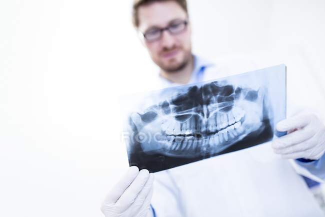 Стоматолог, дивлячись на рентгенівських знімки — стокове фото