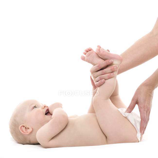 Bebé niño teniendo su pañal cambiado - foto de stock