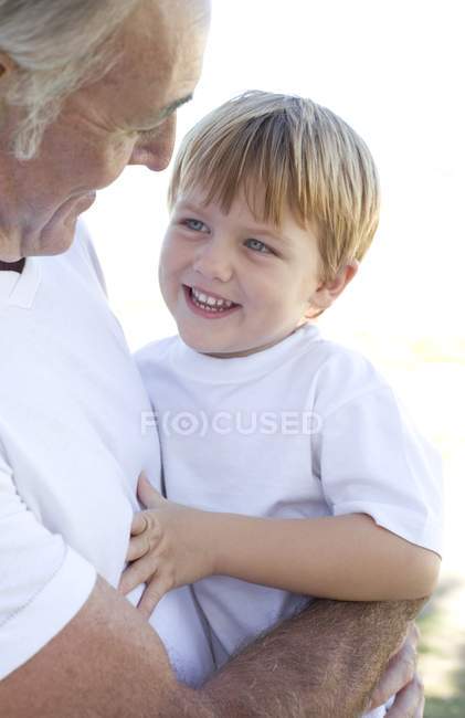 Дедушка держит внука-дошкольника . — стоковое фото