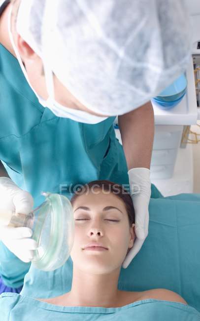Anestesista que administra gás a paciente do sexo feminino, close-up . — Fotografia de Stock