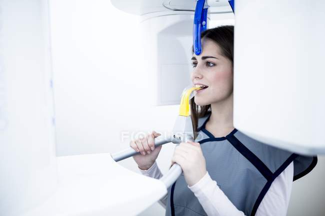 Mujer que se somete a rayos X dentales en clínica - foto de stock