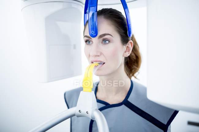 Femme ayant une radiographie dentaire à la clinique — Photo de stock