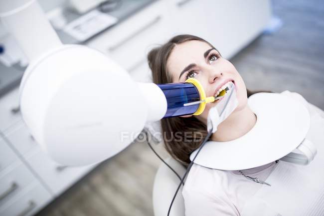 Jeune femme ayant une radiographie dentaire — Photo de stock
