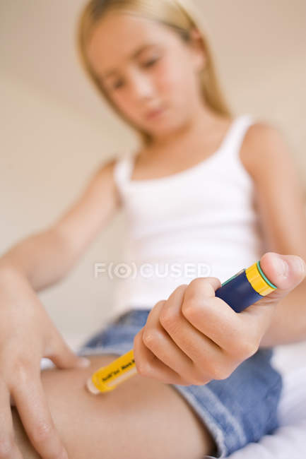 Adolescente diabética que hace la inyección con insulina hormonal . - foto de stock