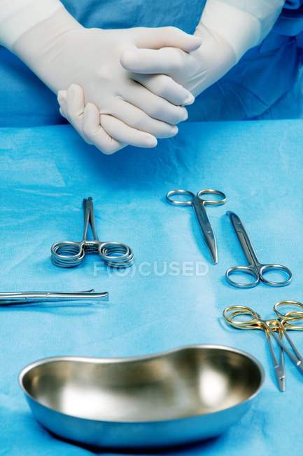 Instrumentos cirúrgicos e mãos de médico em sala de operações . — Fotografia de Stock