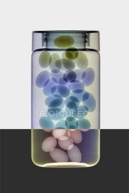 Image radiographique colorée de capsules d'huile en bouteille . — Photo de stock